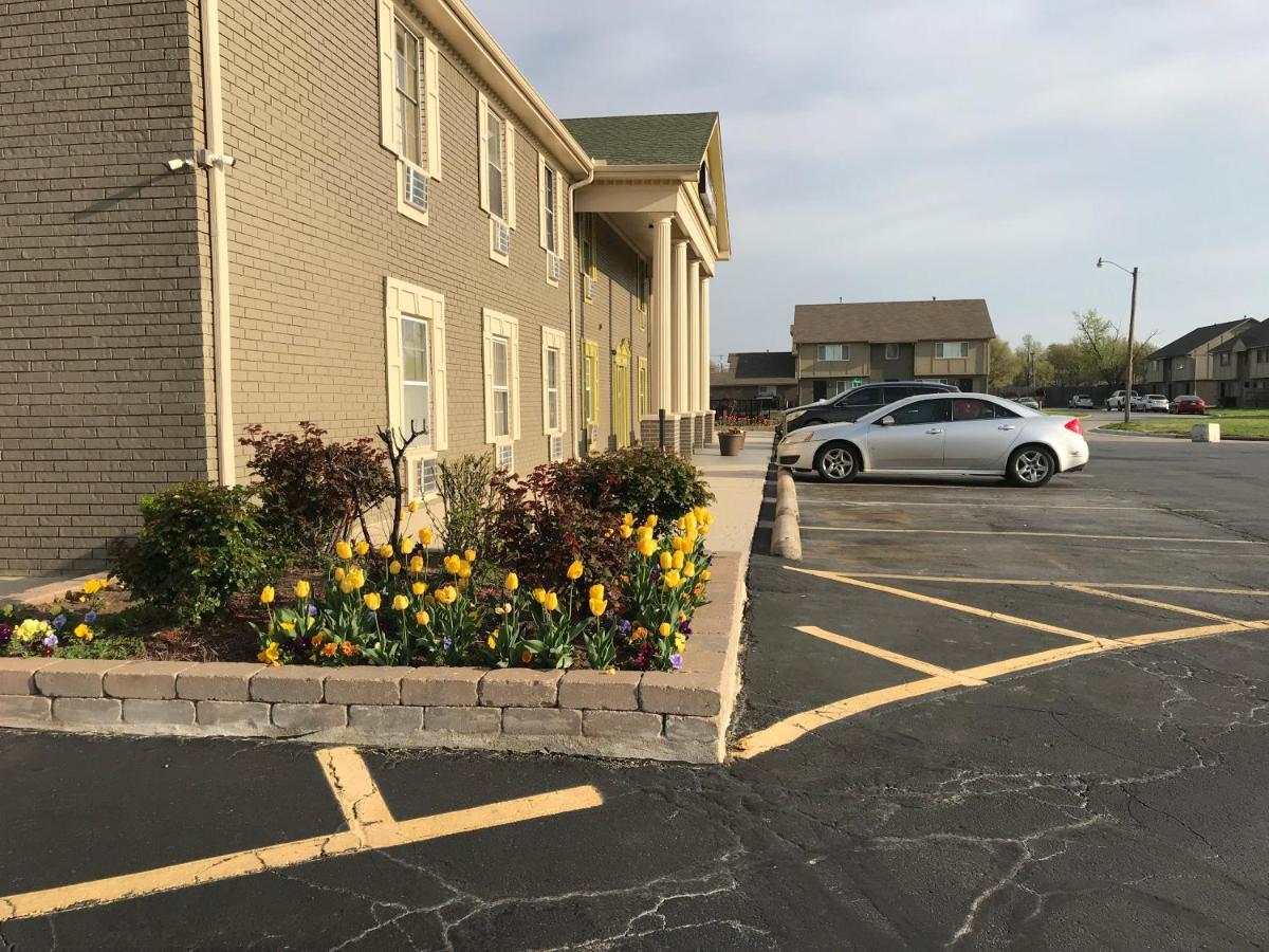Hometown Inn & Suites Tulsa Exterior photo